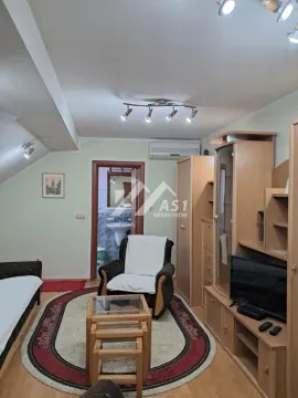 Dnevna soba sa drvenim nameštajem i pogledom na kupatilo. - image 2