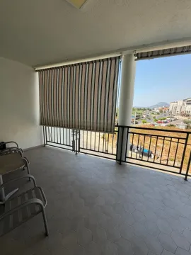 Prostrana natkrivena terasa sa pogledom na okolinu i grad. - image 16