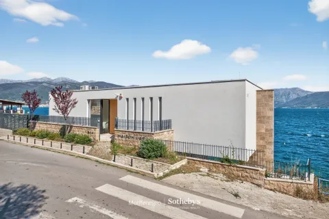 Pogled na spoljašnjost moderne kuće sa ogradom pored mora. - image 34