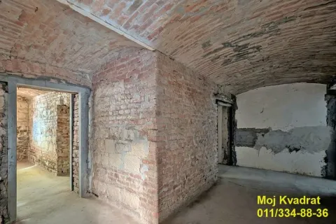 Prikaz prostorija u suterenu sa zidovima od cigle i svodovanim plafonom. - image 19