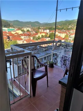 Manji namješten balkon sa pogledom na grad. - image 11