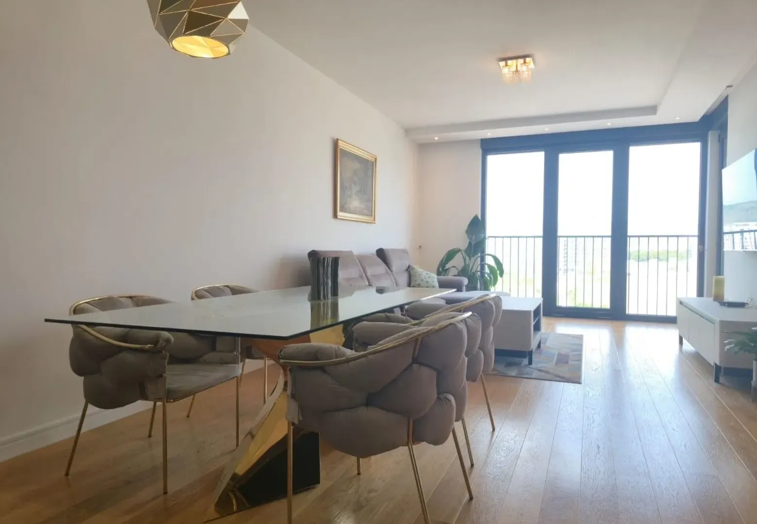 Izdavanje, trosoban stan, 107m², Kruševac, Podgorica
