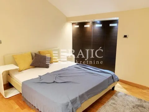 Furnished bedroom with a double bed and built-in wardrobe. - image 6