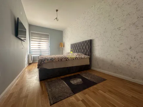 Uređena spavaća soba sa bračnim krevetom i prozorom. - image 6