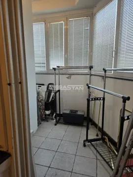 Zastakljena terasa sa sušilicama za veš i prozorima. - image 15
