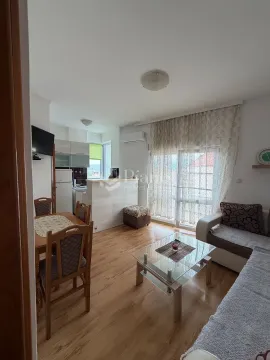 Dnevni boravak sa trpezarijom i dijelom kuhinje. - image 3