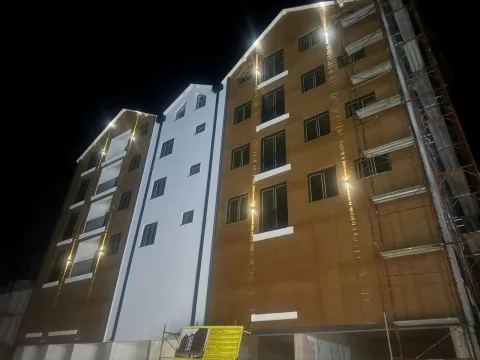 Fasada nove stambene zgrade noću. - image 8