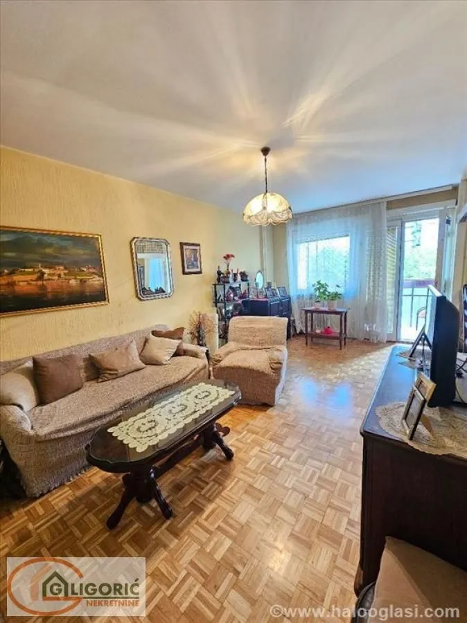 Living room with seating furniture, a coffee table, and access to the terrace.