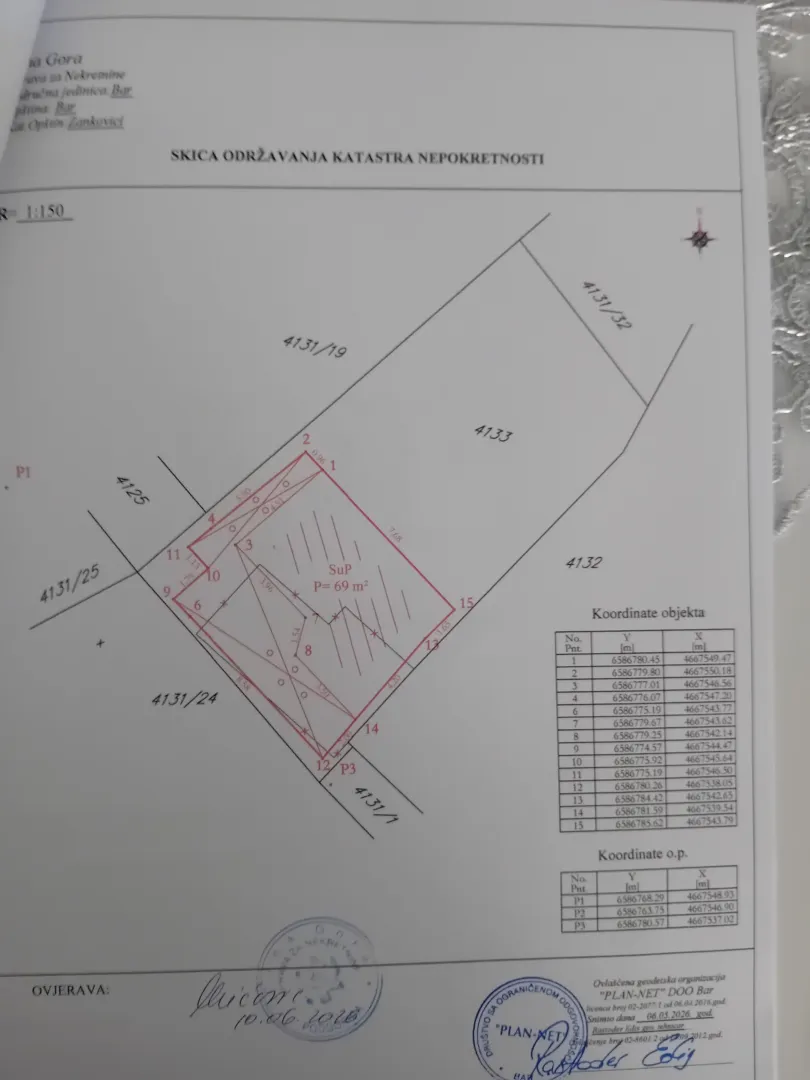 Katastarski plan sa prikazom parcele i koordinatama.