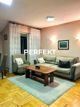 Dnevna soba sa garniturom, foteljom, stočićem i parketom na podu. - image 16