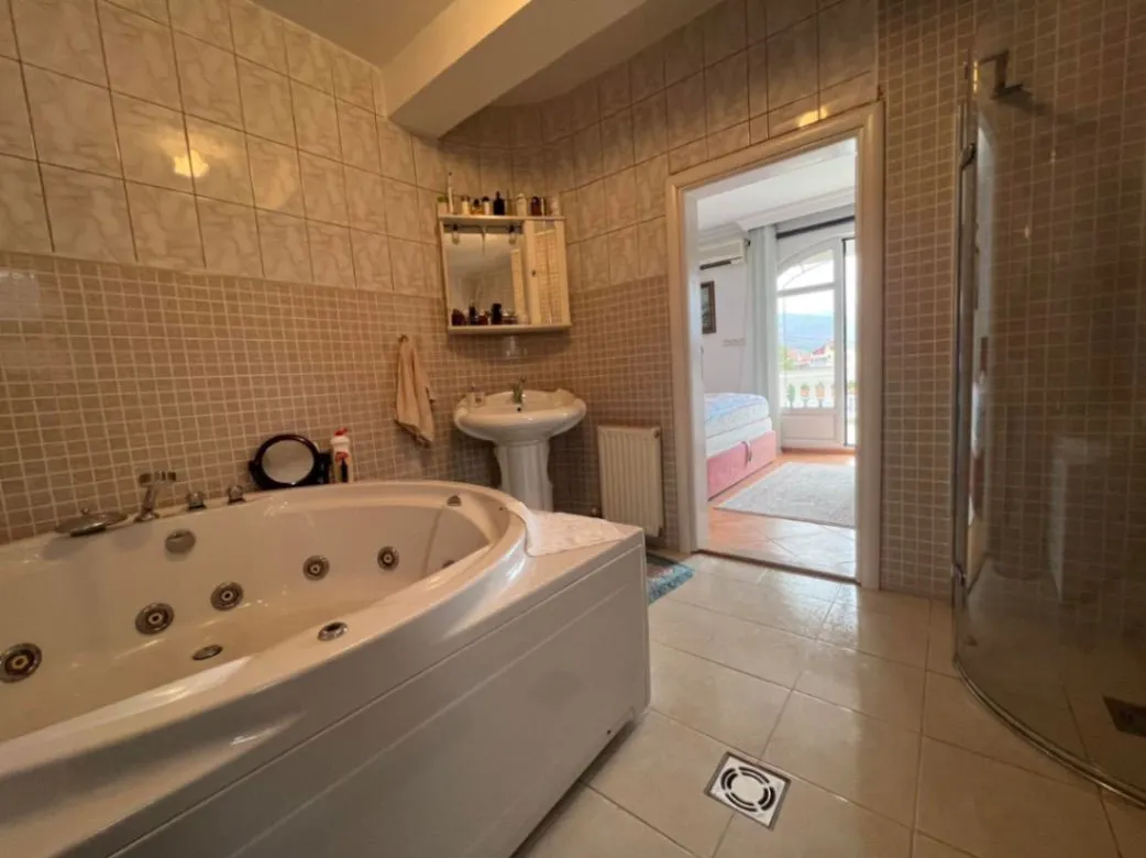 Izdavanje, kuća, 350m², Zlatica, Podgorica