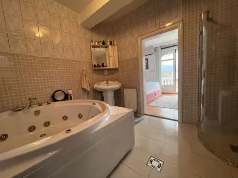 Izdavanje, kuća, 350m², Zlatica, Podgorica - image 10