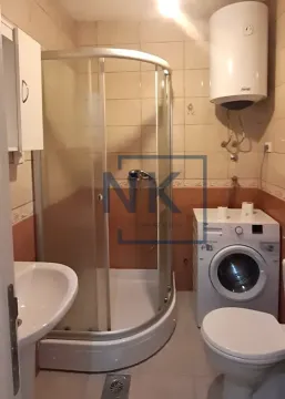 Manje kupatilo sa tuš kabinom, umivaonikom, veš mašinom i bojlerom. - image 9