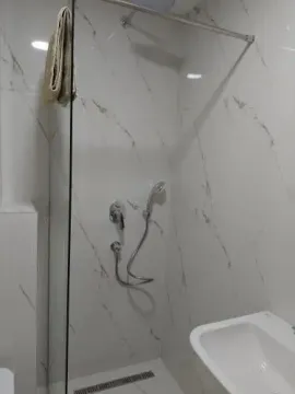 Modern shower cabin with marble-style tiles. - image 7
