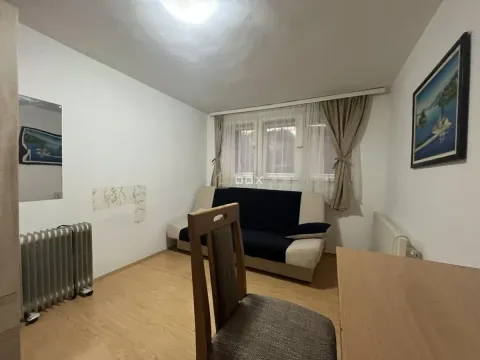 Manja spavaća soba sa krevetom na rasklapanje, radnim stolom i prozorom. - image 3