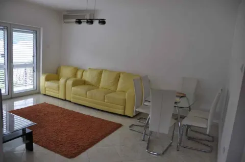 Svijetao dnevni boravak sa žutom kožnom garniturom i trpezarijskim stolom. - image 16