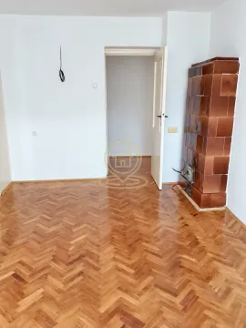 Prazna soba sa parketom i kaljavom peći. - image 9
