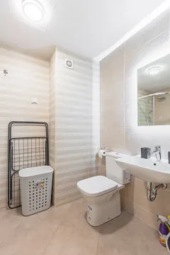 Moderne kupatilo sa umivaonikom, WC šoljom i korpom za veš. - image 9