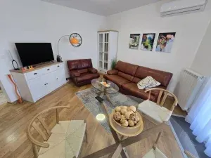 Izdavanje, dvosoban stan, 44m², Lekino Brdo, Voždovac Sve Podlokacije