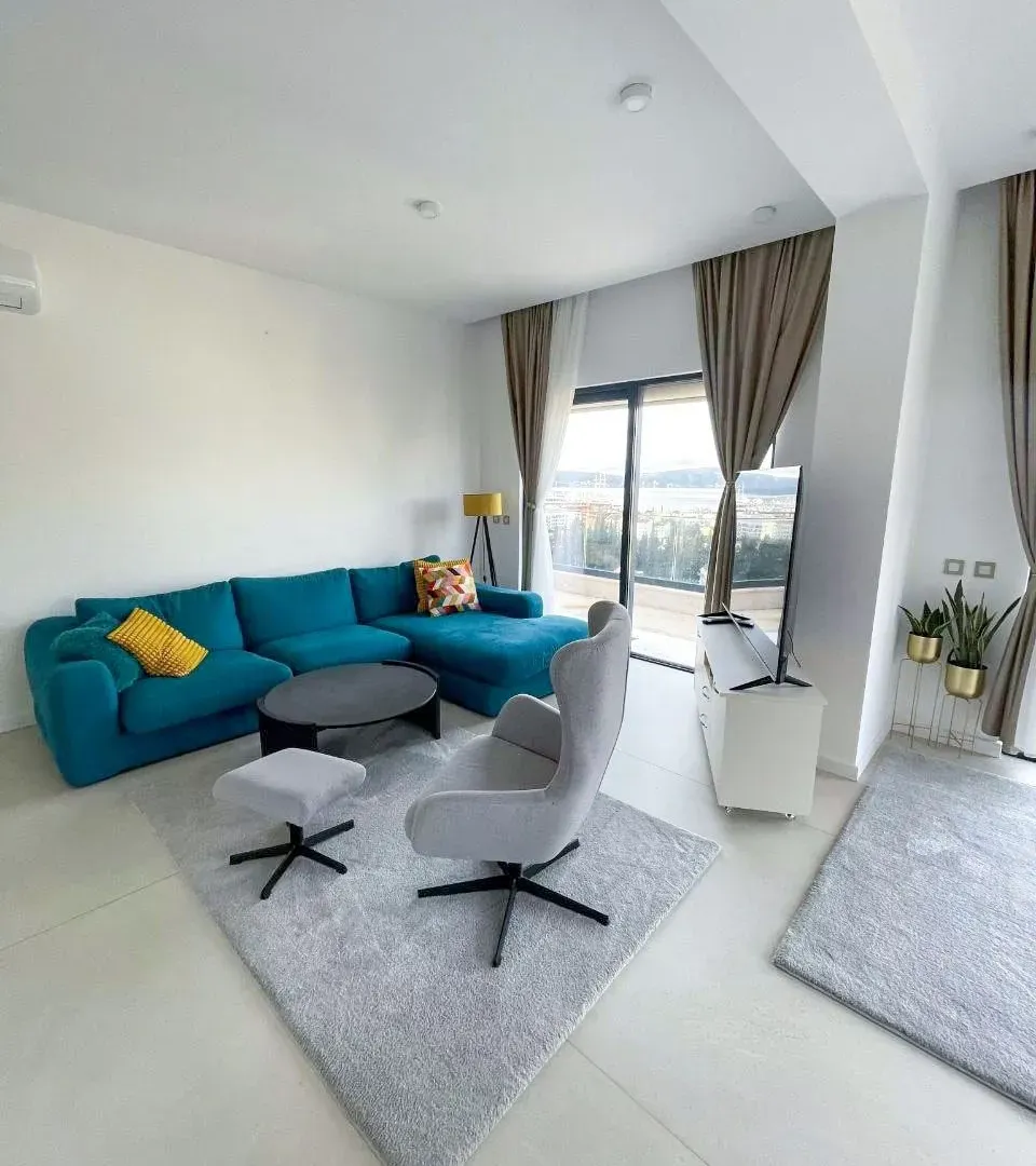 Izdavanje, dvosoban stan, 159m², Tivat, Crna Gora