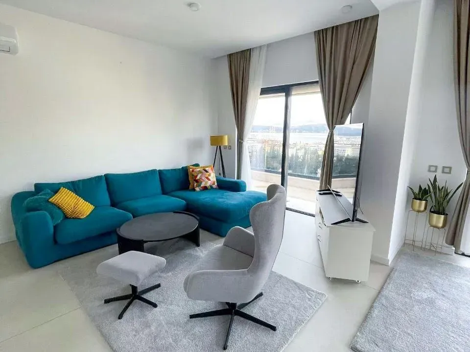 Izdavanje, dvosoban stan, 159m², Tivat, Crna Gora