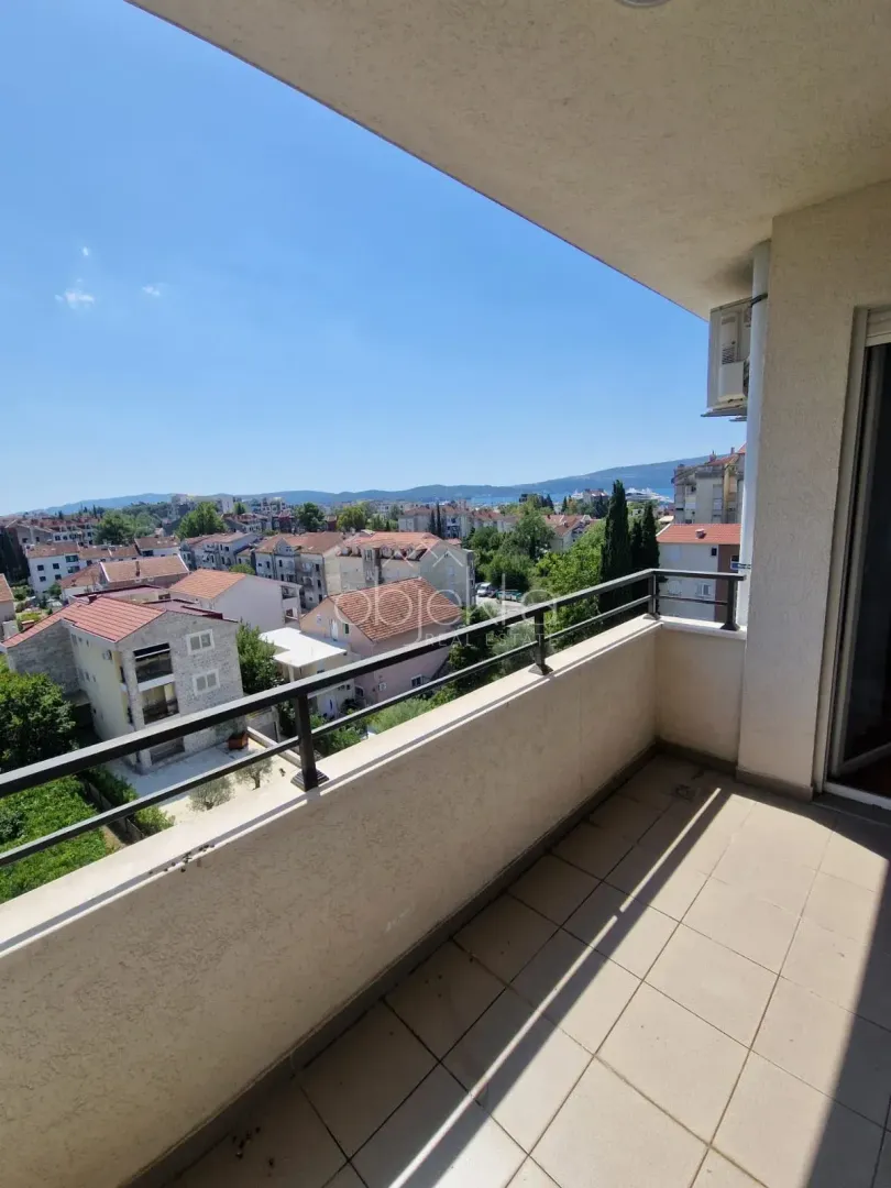 Izdavanje, dvosoban stan, 70m², Tivat, Crna Gora