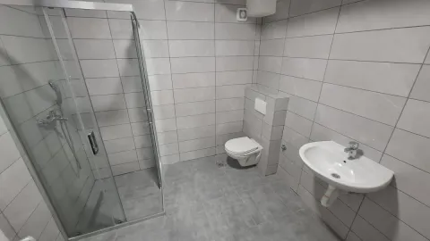 Kupatilo opremljeno tuš kabinom, umivaonikom i toaletom. - image 10