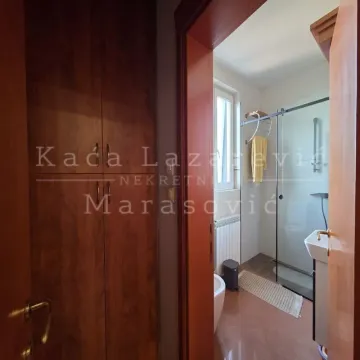 Pogled iz hodnika na kupatilo sa tuš kabinom. - image 12