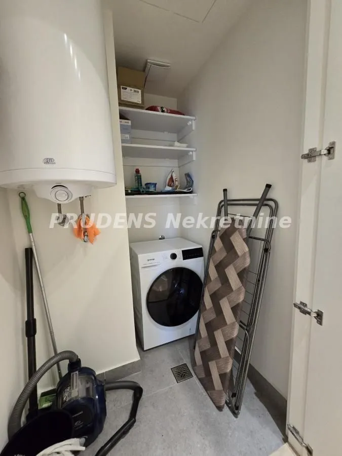 Izdavanje, trosoban stan, 72m², Savski Venac, Beograd