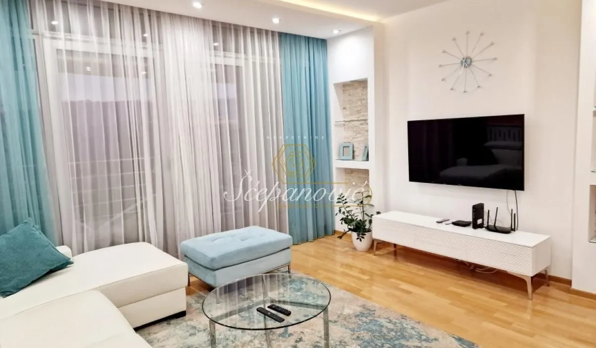 Izdavanje, trosoban stan, 105m², Centar, Novi Sad