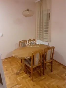 Trpezarija sa drvenim stolom i stolicama. - image 3
