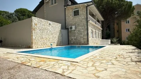 Pogled na spoljašnjost kuće sa bazenom i popločanim dvorištem. - image 4
