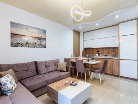 Izdavanje, jednosoban stan, 50m², Bečići, Budva