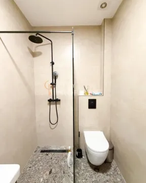 Savremeno opremljeno kupatilo sa tuš kabinom i ugradnom šoljom. - image 8