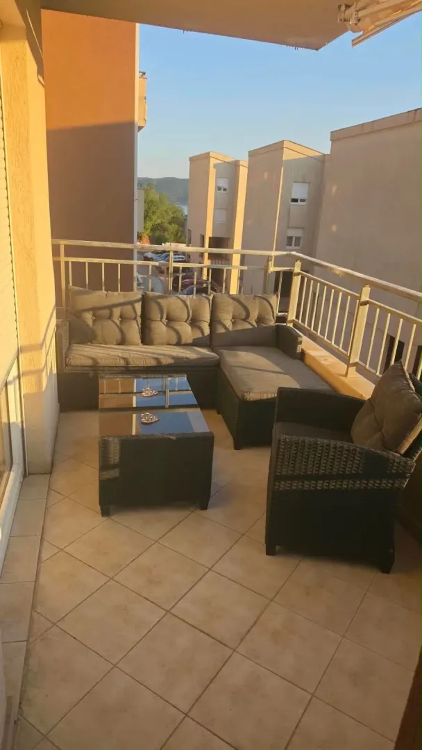Furnished terrace with seating furniture and a view of the neighborhood.