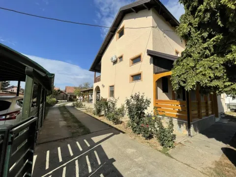 Pogled na spoljašnjost kuće sa dvorištem i prilazom. - image 7