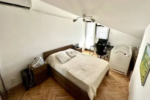 Spavaća soba sa bračnim krevetom, krevecem za bebu i radnim stolom. - image 7