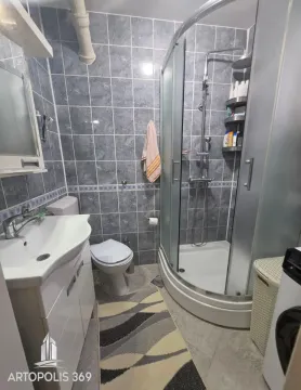 Kompaktno kupatilo sa tuš kabinom, umivaonikom i toaletom. - image 17