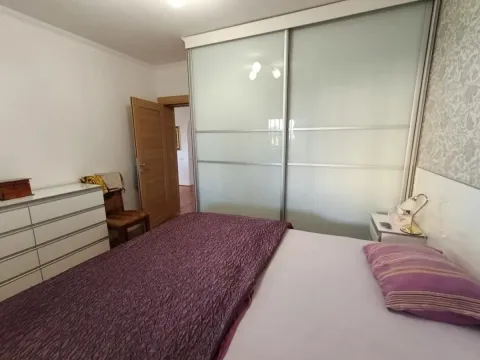 Nameštena spavaća soba sa velikim bračnim krevetom i ugradnim ormanom. - image 35