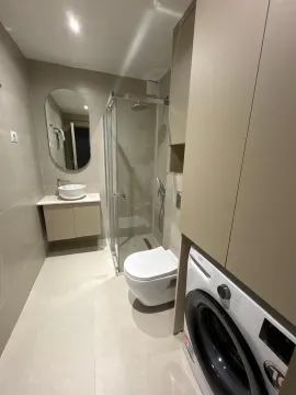 Moderne kupatilo sa tuš kabinom, umivaonikom i veš mašinom. - image 8