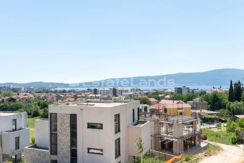 Pogled na grad i more sa terase. - image 7