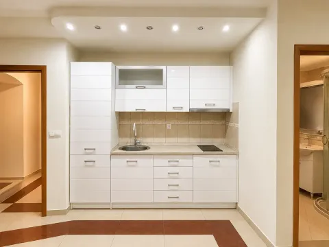 Moderna bijela kuhinja sa ugradnimelementima i pločicama u pozadini. - image 5