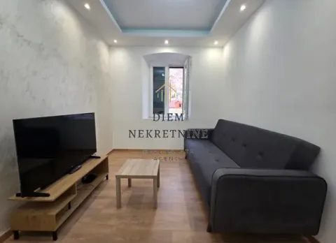 Namještena dnevna soba sa garniturom, TV-om i stočićem. - image 10