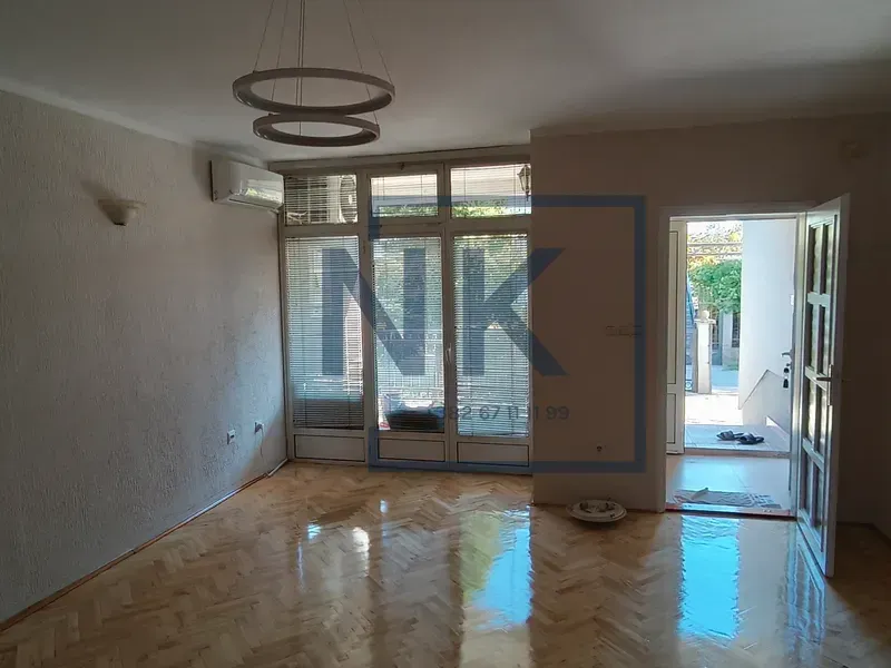 Empty living room with parquet flooring and access to the terrace.