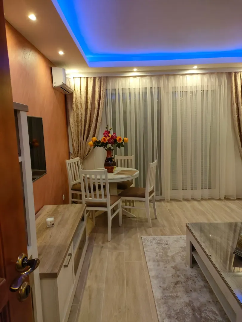 Izdavanje, dvosoban stan, 70m², Centar, Bar