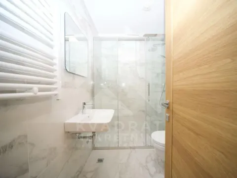 Moderne kupatilo sa tuš kabinom, umivaonikom i bijelim pločicama. - image 10