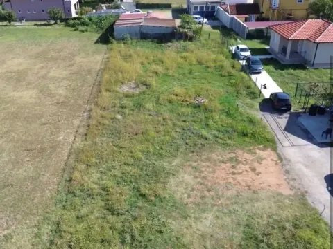 Zemljište in Tološi