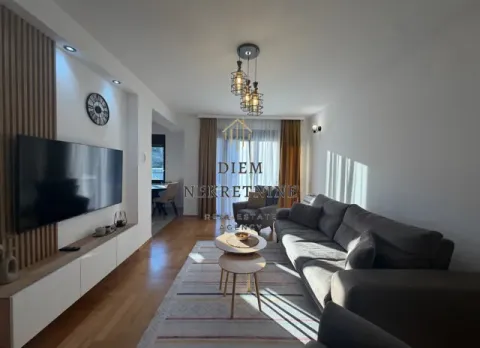 Moderan i svijetao dnevni boravak sa garniturom i TV-om. - image 5