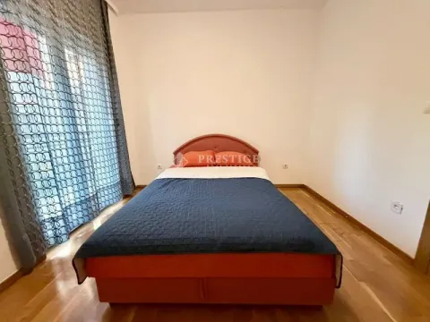 Spavaća soba sa bračnim krevetom i prozorom sa zavjesama. - image 8