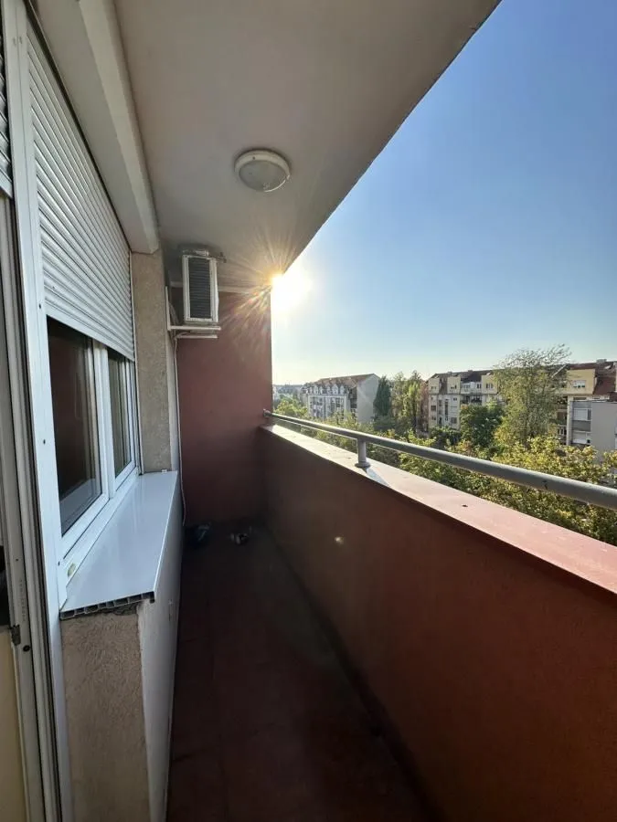 Natkriveni balkon sa pogledom na gradsko naselje.